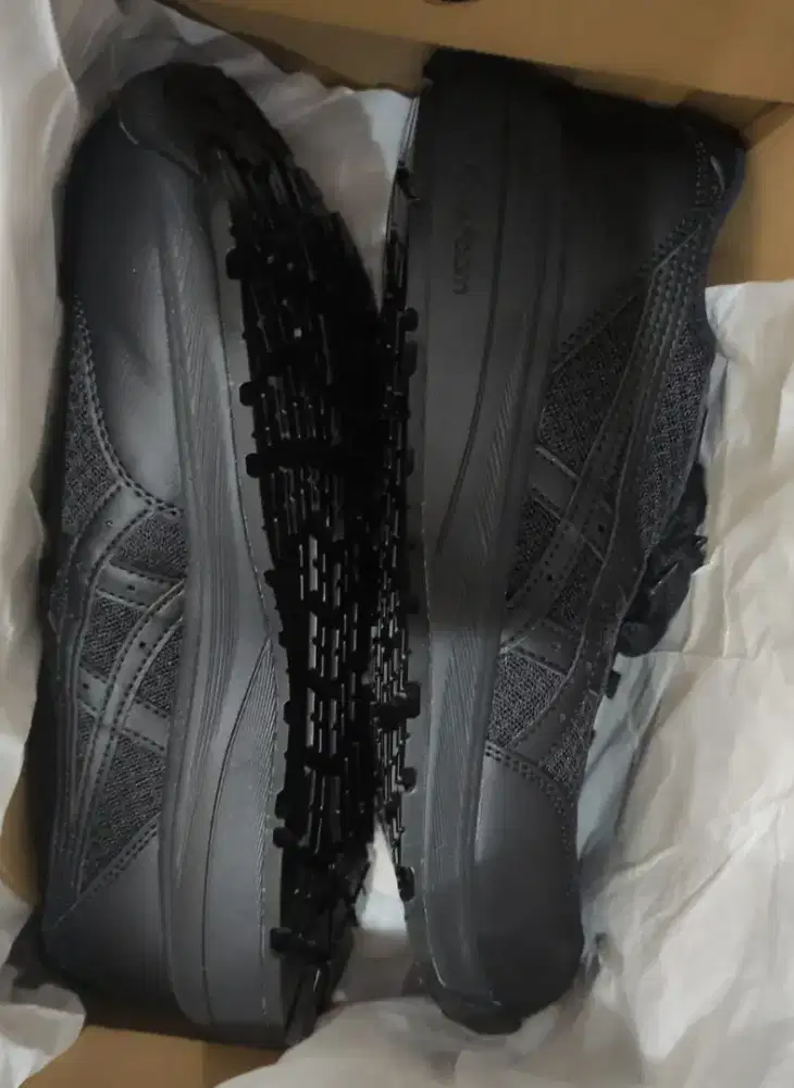 Asics Winjob CP221 (kode produk 1273A118-001)  warna Black