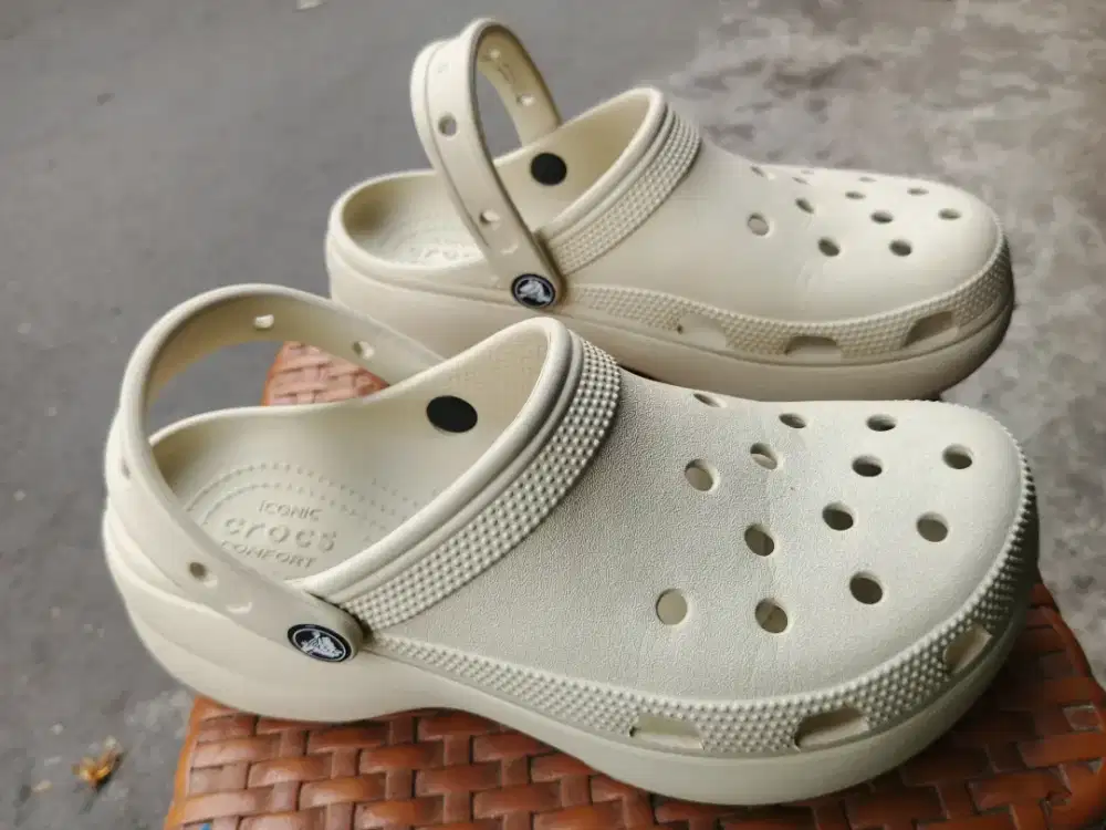 Jual sandal Crocs original size 39 bisa kirim bayar cod d tempat