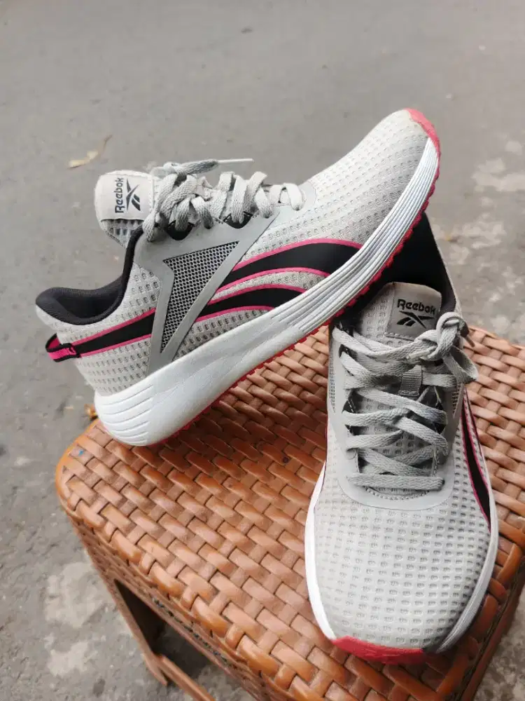 Jual sepatu Reebok original size 38 bisa kirim bayar cod d tempat