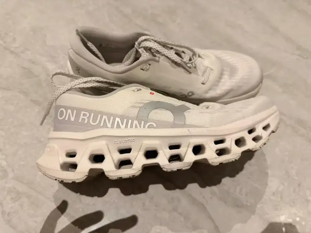Sepatu Lari On CloudMonster 3 ukuran 40 Putih