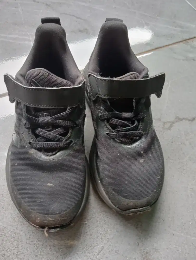 Sepatu anak adidas
