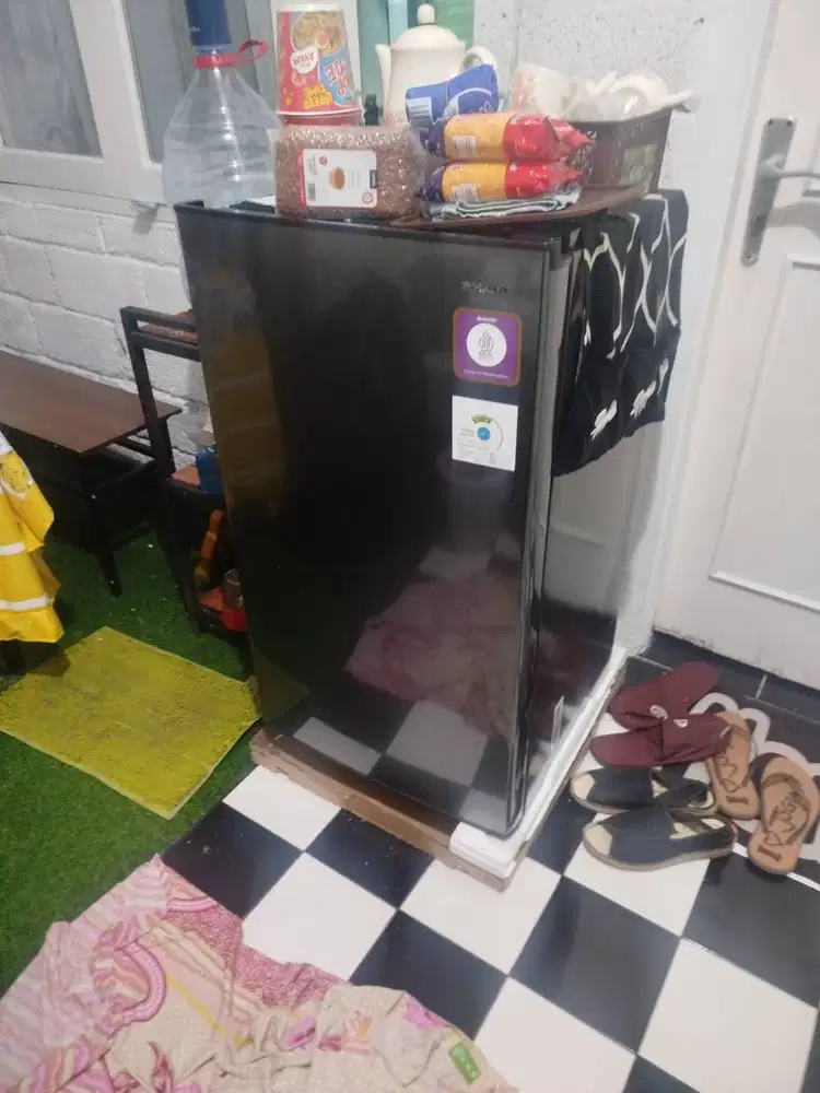 Dijual Kulkas Sharp SJ-N162-N 1 pintu. Second Baru pakai 1 bulan.