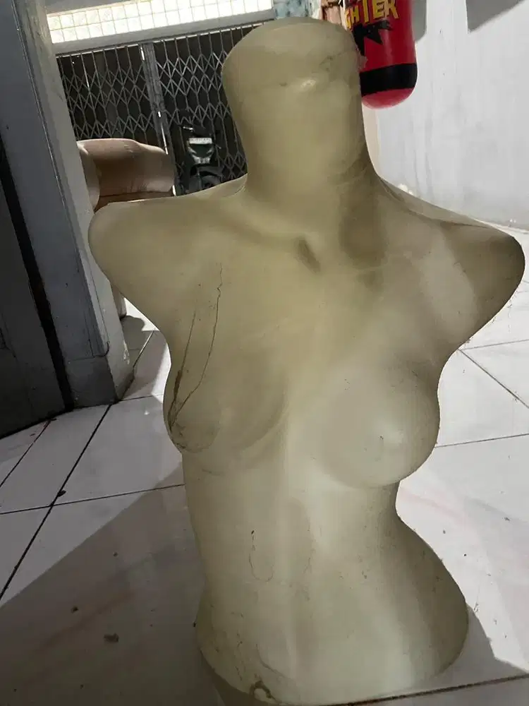 Patung badan setengah