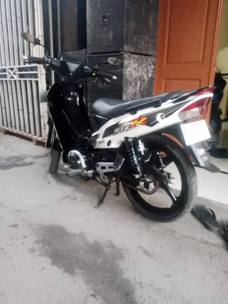YAMAHA F1ZR ISTIMEWA