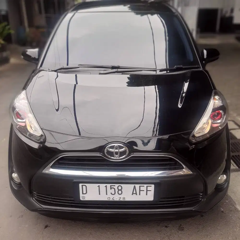 Dijual cepat toyota sienta G tahun 2017 AT