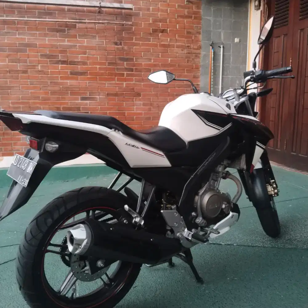 Motor yamaha vixion putih hitam