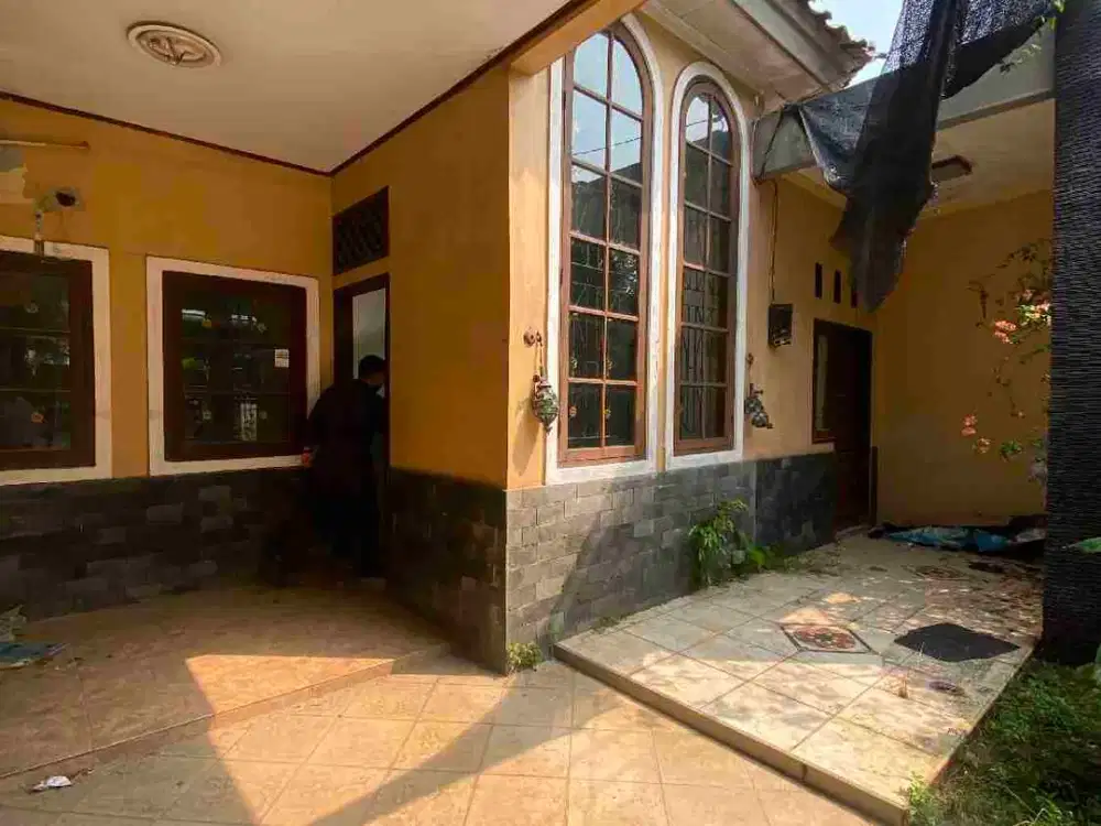 rumah. luas.  depan. taman.   siap. renov.   hrg.   bagus.     5. menit. toll. sawangan.