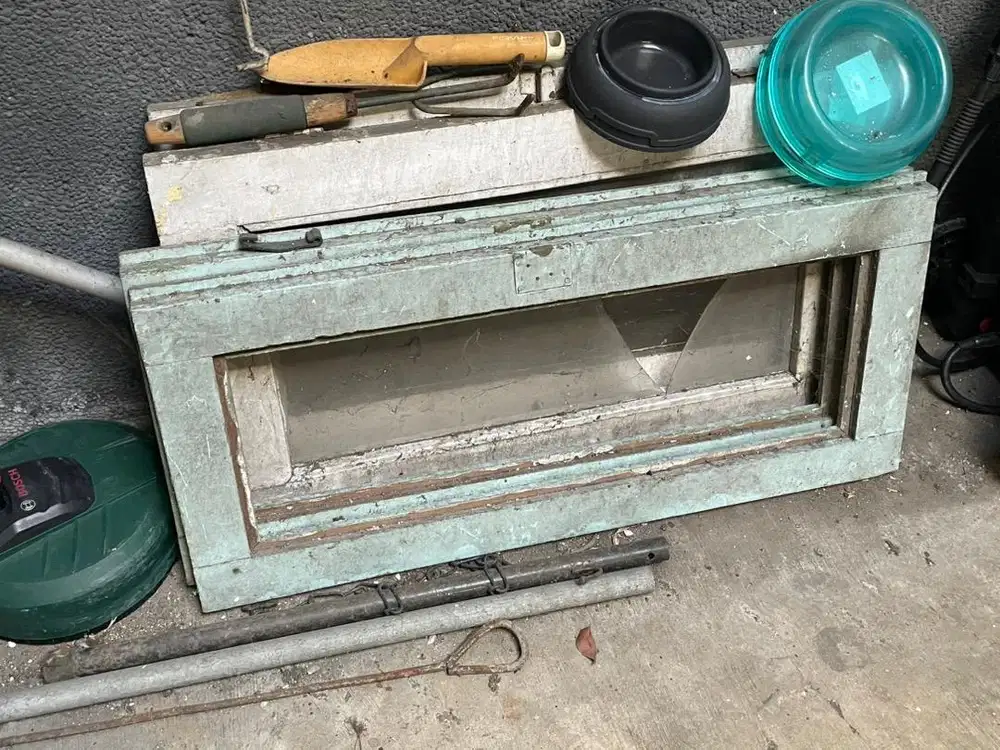 Jendela kayu vintage jati
