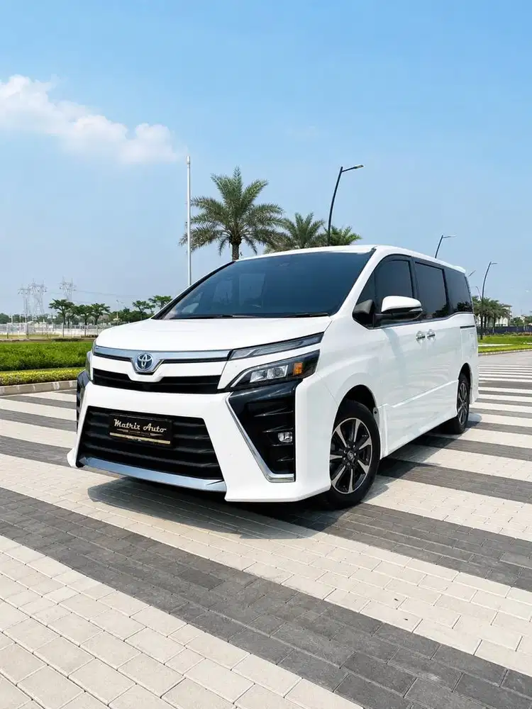 TOYOTA VOXY 2.0 AT 2018