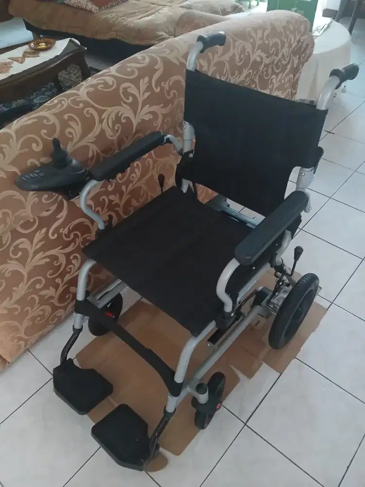 Kursi roda elektrik merek Careindo