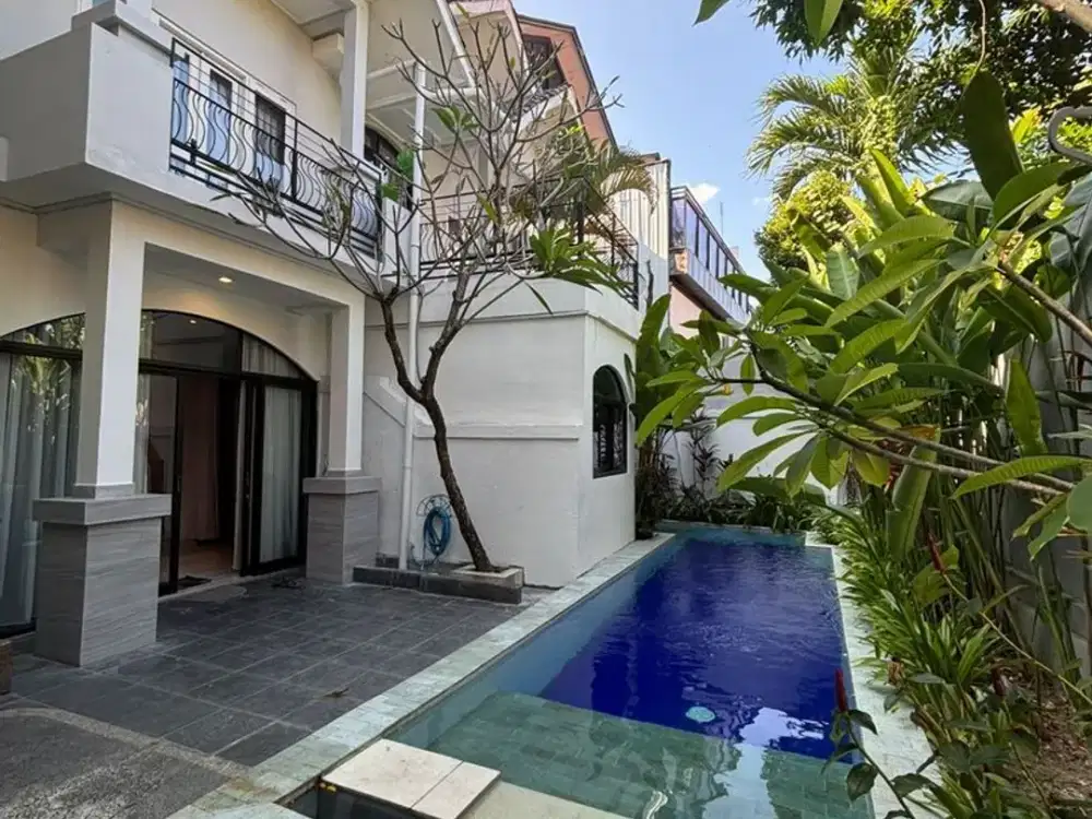 Villa Fully Furnished 3 Kamar Lokasi Strategis Disewakan, di Seminyak