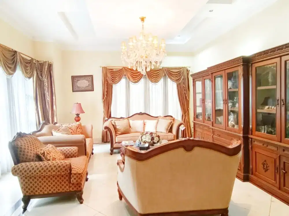Dijual Rumah Mewah Strategis 2 Lantai dengan Halaman Luas dan Ada Swimming Pool Dekat Mall Grand Indonesia di Menteng Jakpus Lr-7398