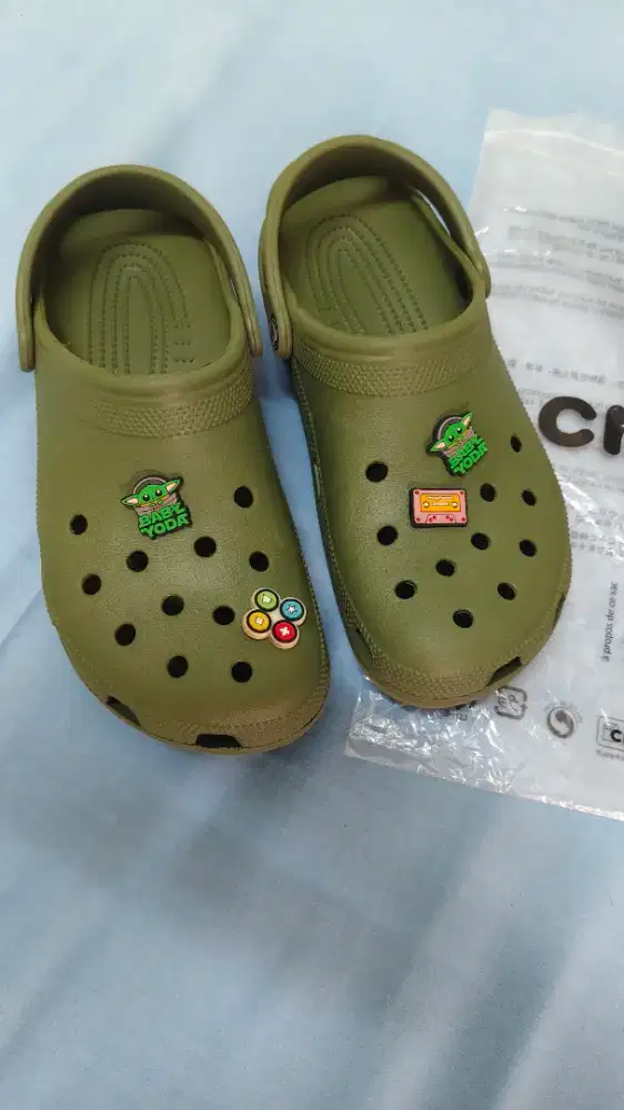Sendal crocs M12 insole 29 cm warna hijau army kondisi baru