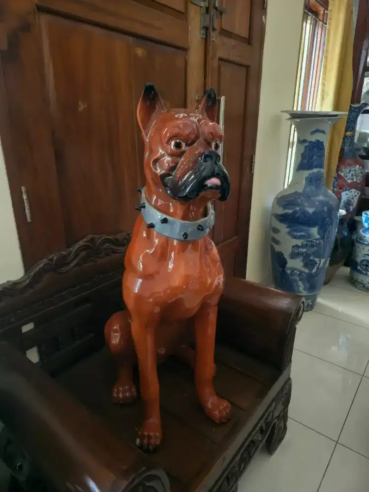 patung anjing coklat