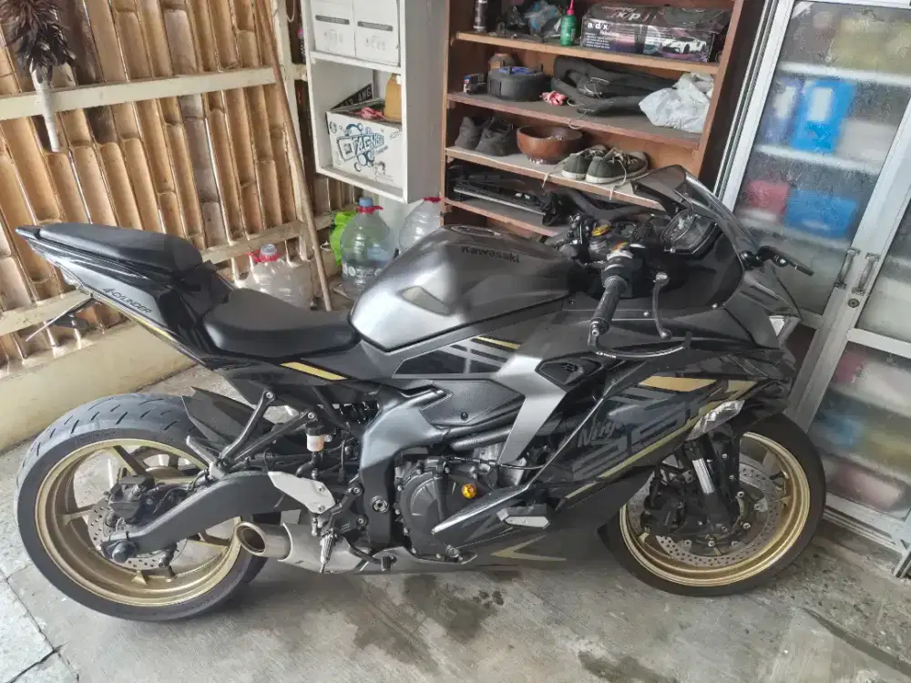 Jual zx250 abs tahun 2022 warna abu2