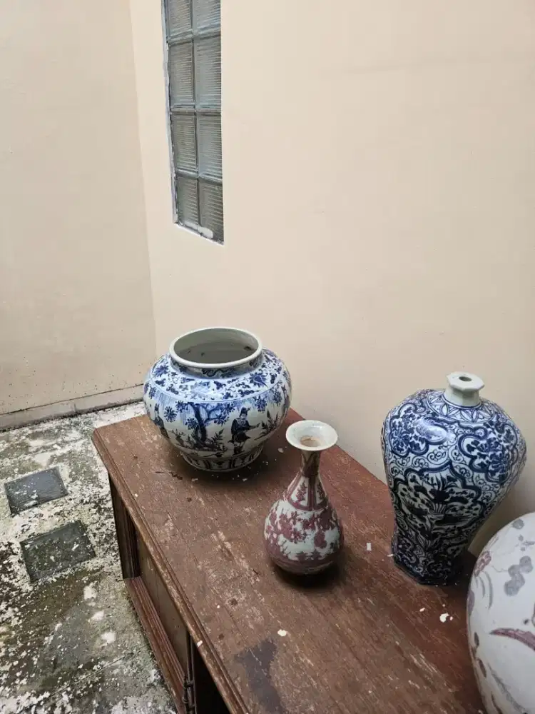 guci dan vas biru