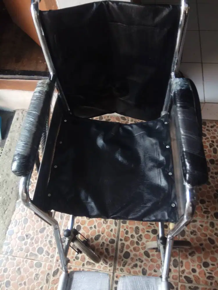 Kursi roda bekas seperti baru