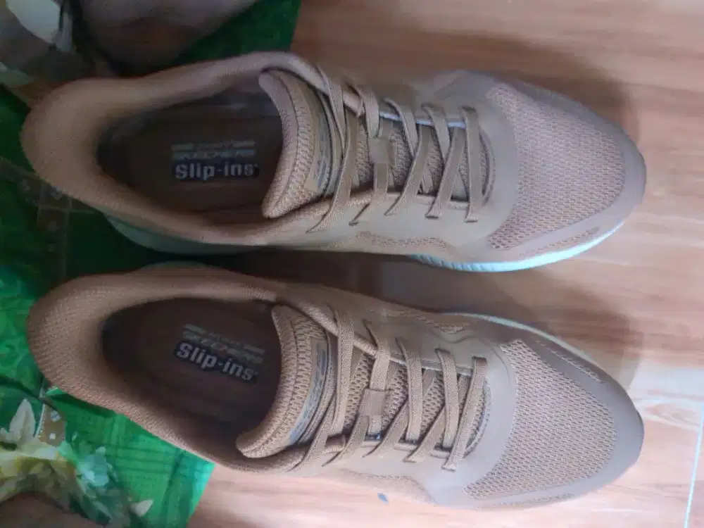 Sepatu skecher coklat