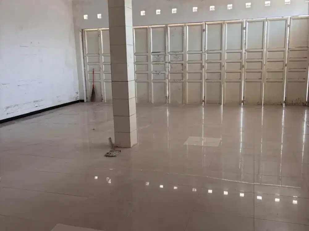 DISEWAKAN RUANG USAHA DI LENGKAPI BASEMENT LOKASI STRATEGIS BANGUNTAPAN BANTUL