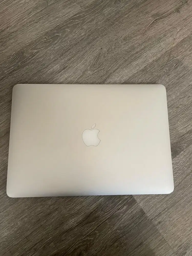MacBook Air 13-inch 2017 (RAM 8GB / SSD 128GB) - Butuh Ganti Baterai