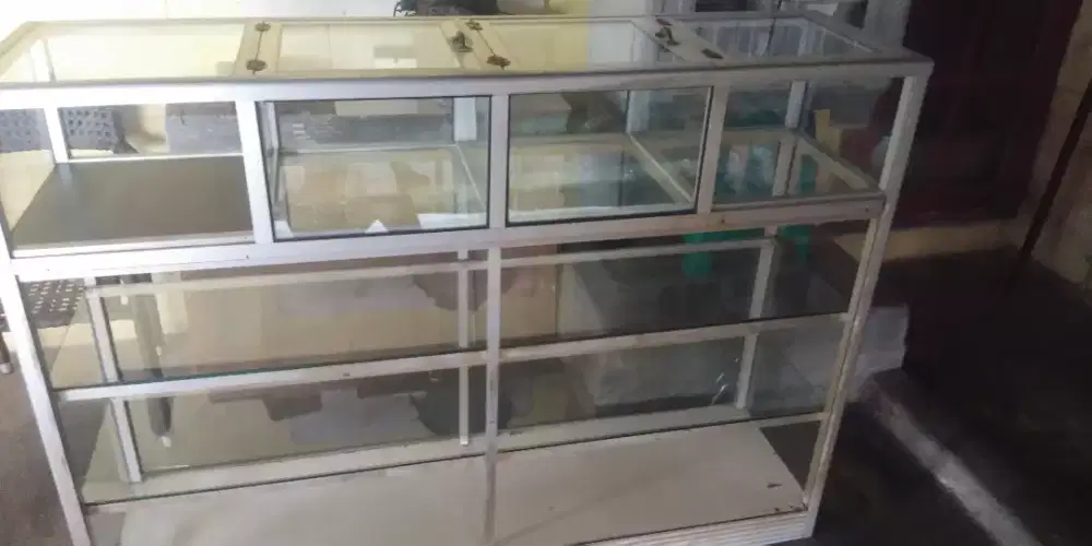 Etalase  beras bekas warung