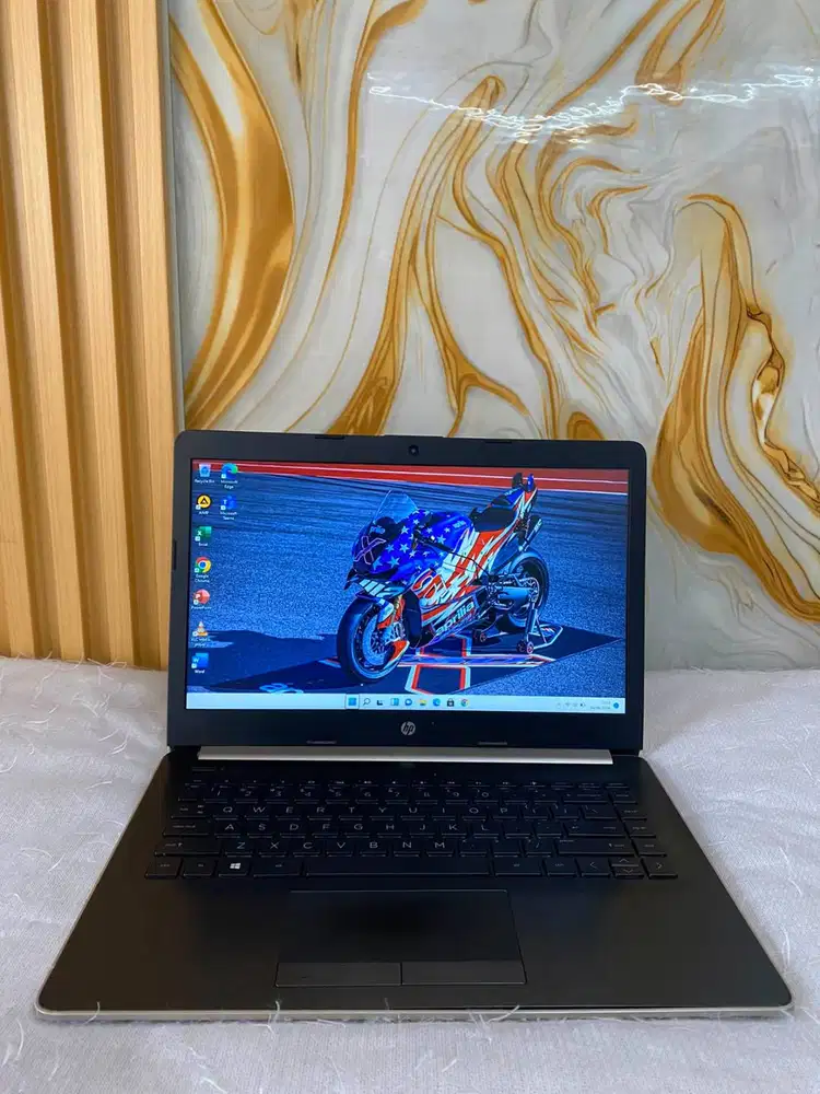 HP 14-CM0094AU	AMD E2-9000E RADEON R2 RAM 4 GB SSD 120 GB