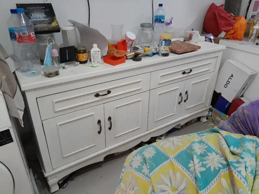 Lemari TV Dan Pajangan+Lemari Piring Gelas DLL+Meja Makan+4Kursi