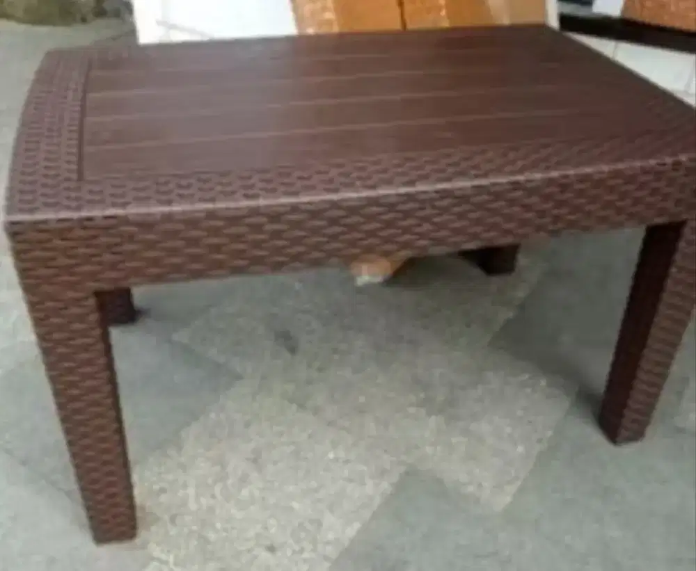 Meja plastik rotan