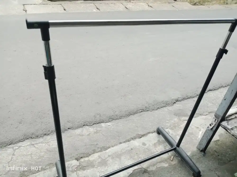 Gantungan pakaian.