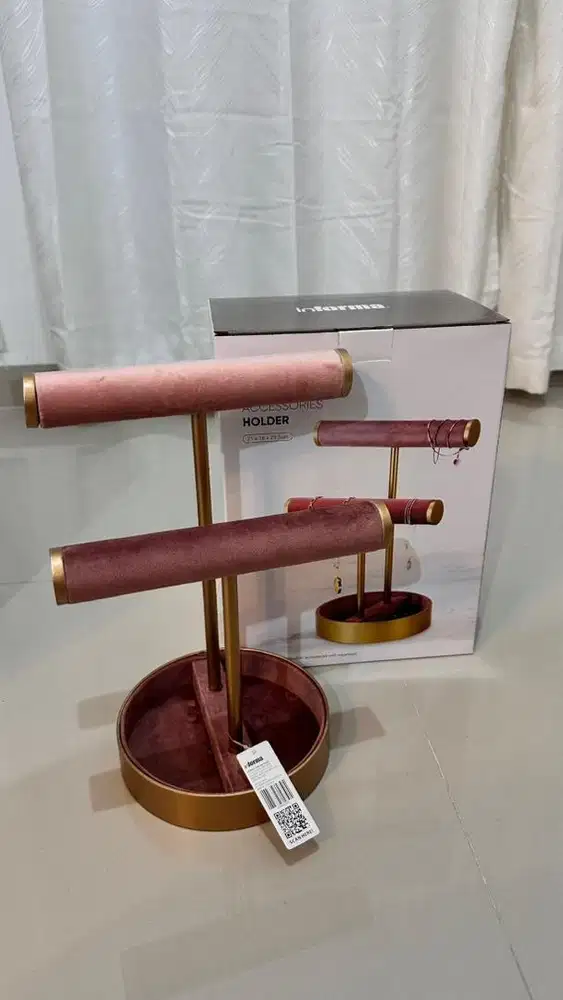 Tempat gelang bludru