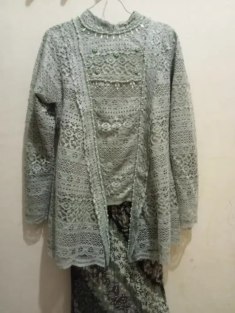 Kebaya payet + bawahan rok batik