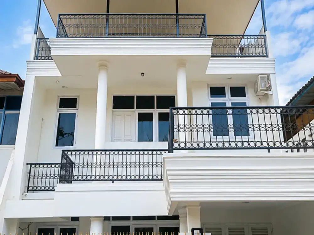 RUMAH MEWAH 3 LANTAI BARU RENOVASI DI ERAMAS 2000 – FULL FURNISHED!