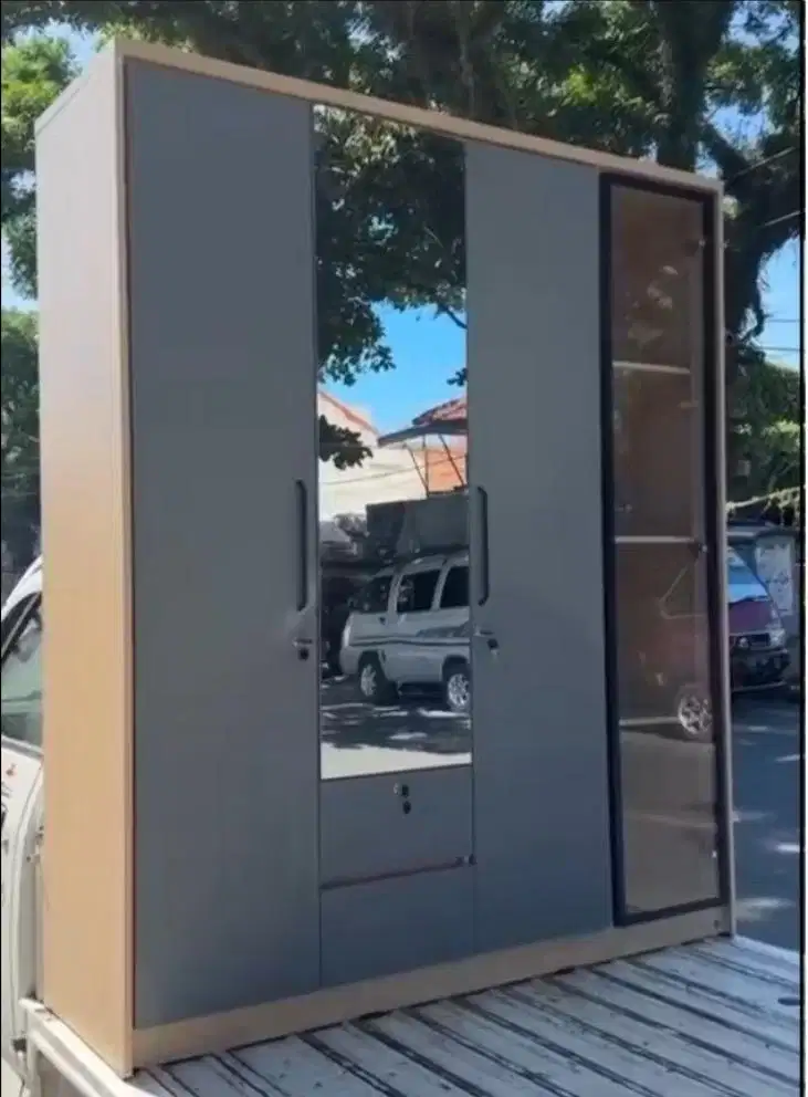 Lemari 4 pintu + laci