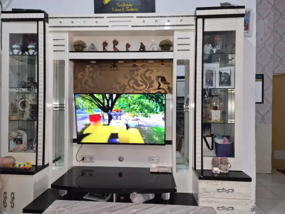 Lemari Hias TV / Buffet TV