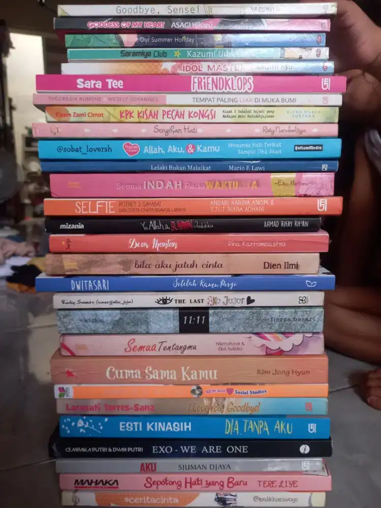 Novel bekas minus kertas menguning