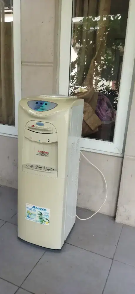 Dispenser merk Sanken berkompresor