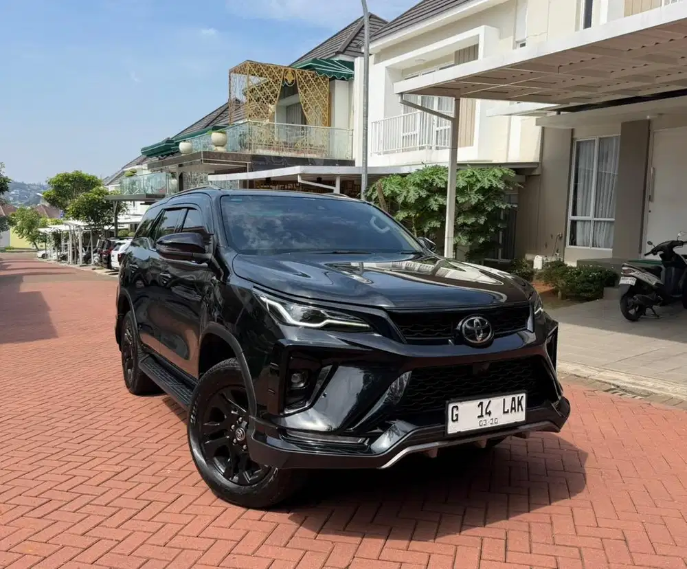 Fortuner Legender 2025 GR TSS Hitam Matic Solar ! LOW KM! Aero Package