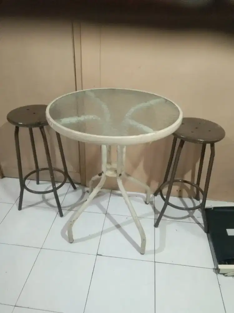 kursi bulat dua .. meja kaca bulat satu