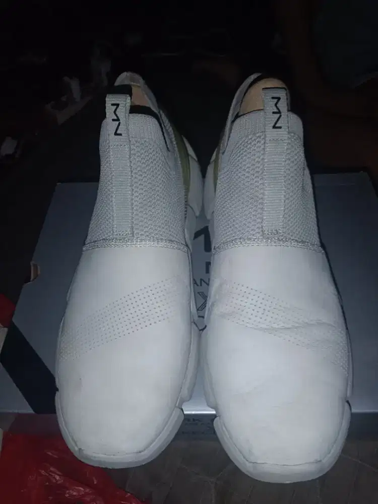 Sepatu Sneakers