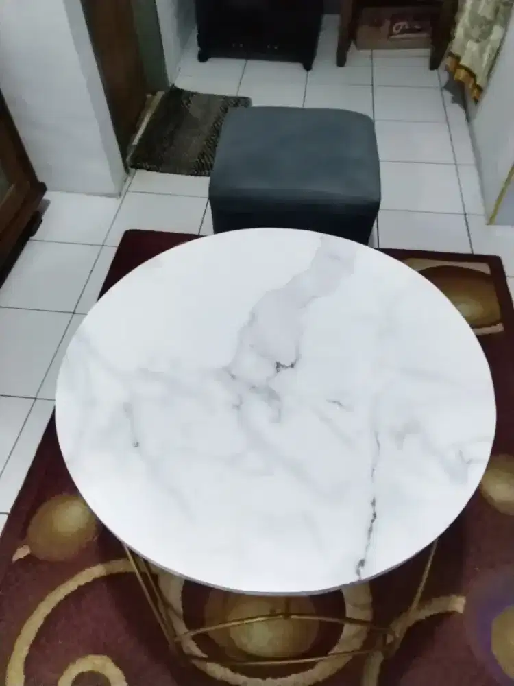 Meja bulat dan kursi puk