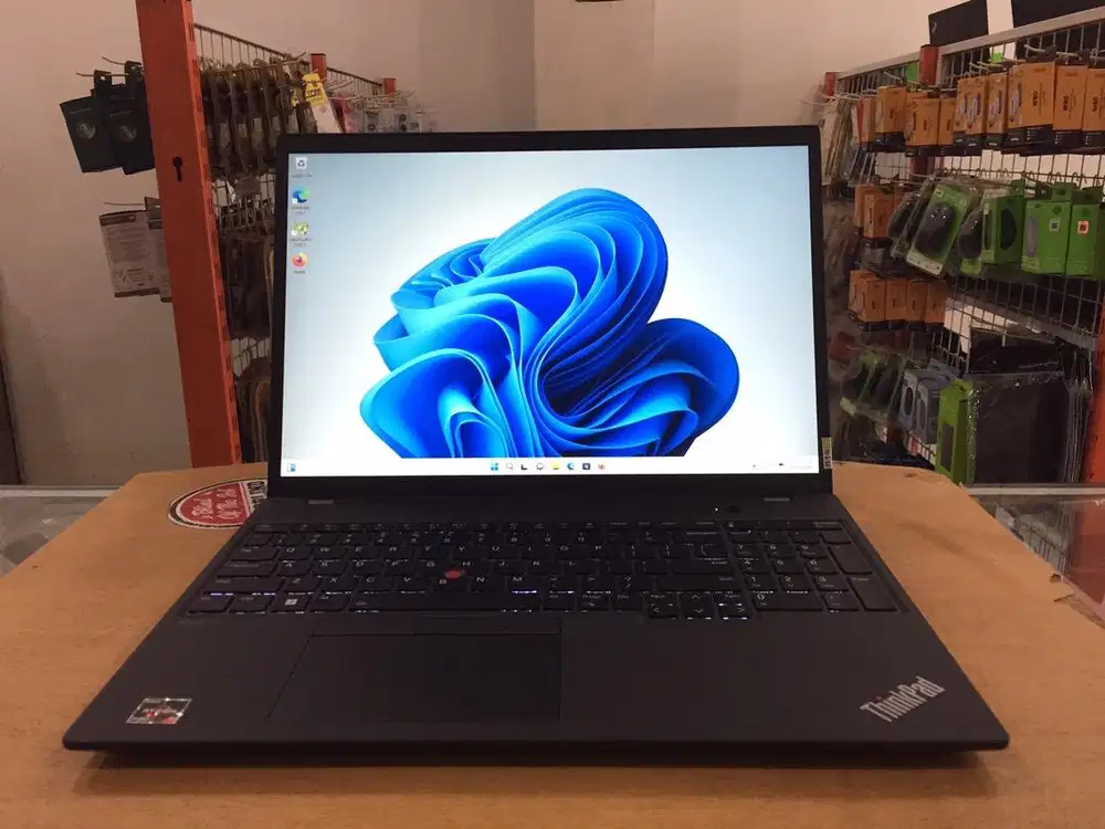 Lenovo ThinkPad T16 Amd Ryzen 7 Pro Ram 16GB SSD 512GB VGA 8GB Touch