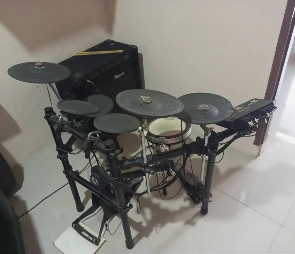Dijual alat musik bass, gitar, drum
