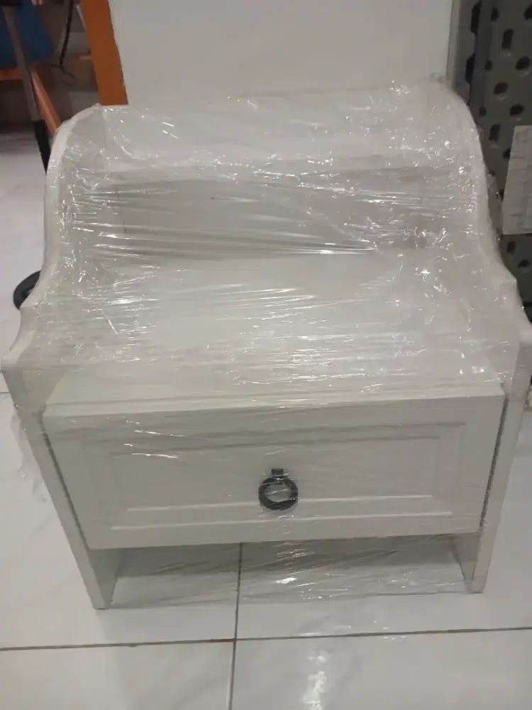 Meja laci kecil Atria