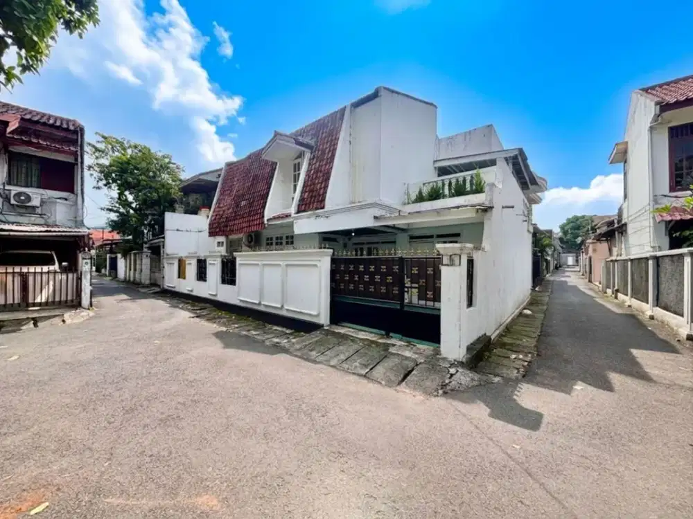 JARANG ADA ! RUMAH POSISI HOEK DI TEBET UTARA, AKSES 2 MOBIL, DEPAN TAMAN