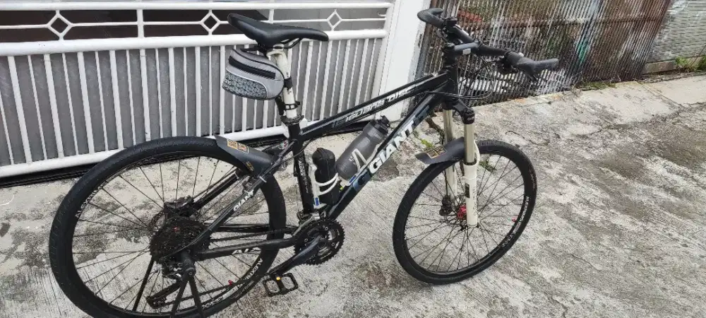 Jual sepeda MTB merk GIANT - Black