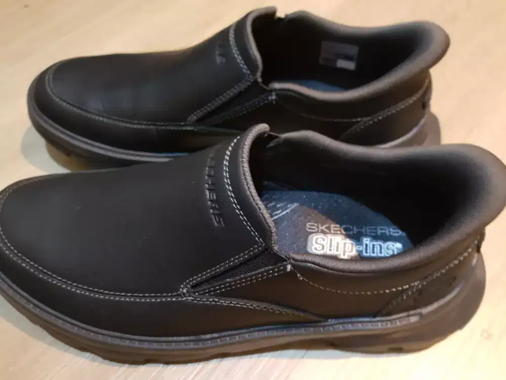Sepatu Skechers model Slip Ins