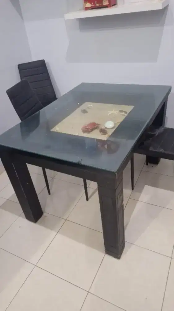 Set meja makan ada hiasan