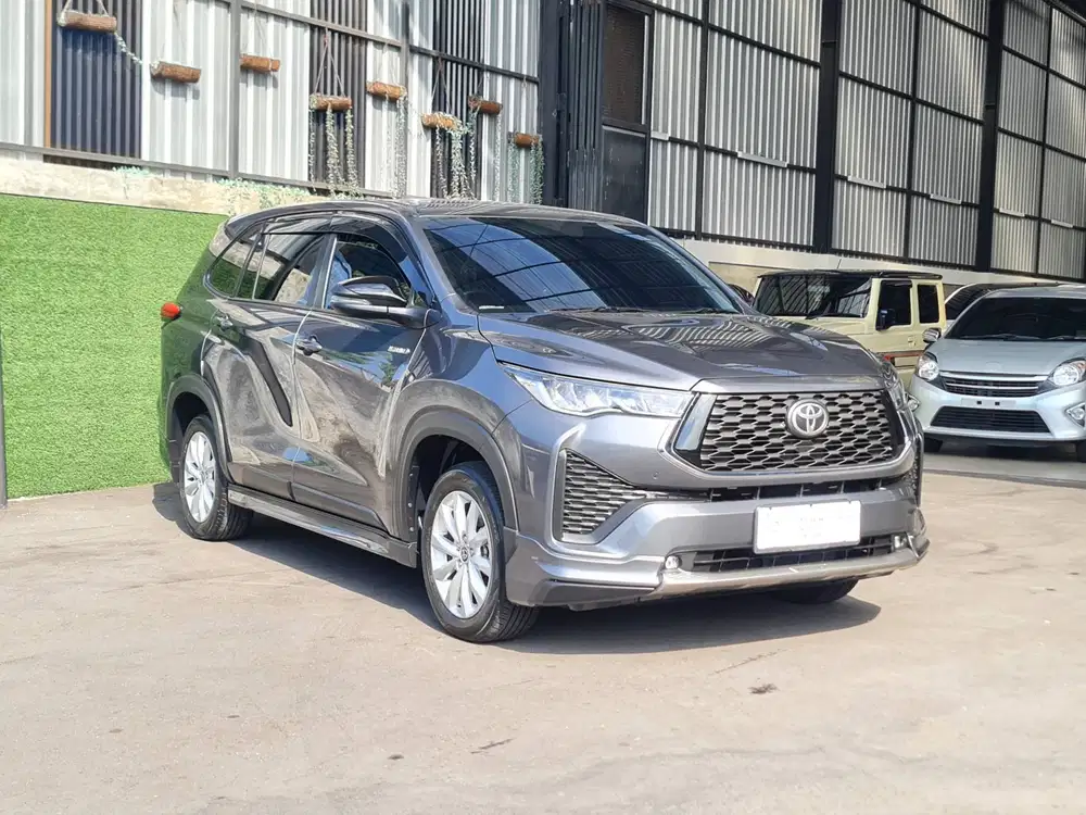Innova Zenix V Hybrid 2024 matic km rendah