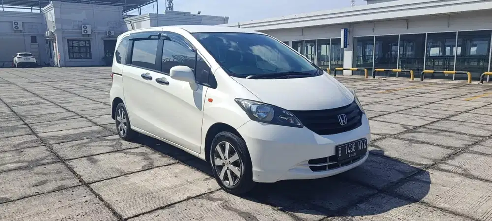Honda Freed SD putih km rendah 2011