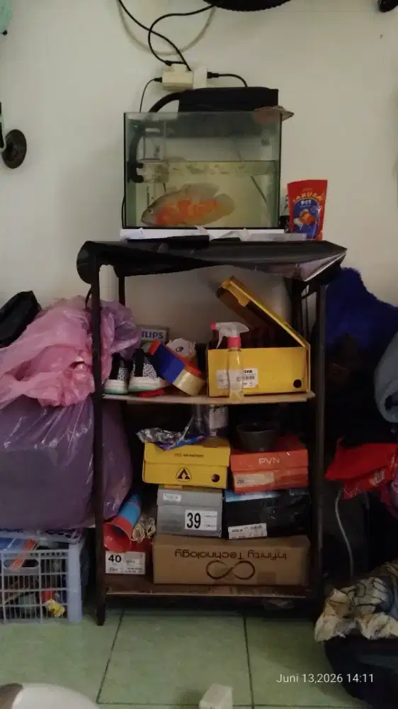 Aquarium ikan dan rak besi